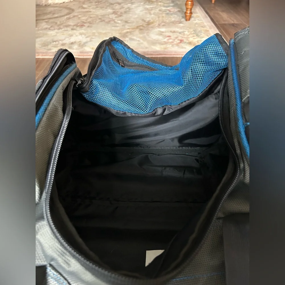 FUL Rolling Duffle/gym bag  22"x12"x12" - Picture 7 of 10